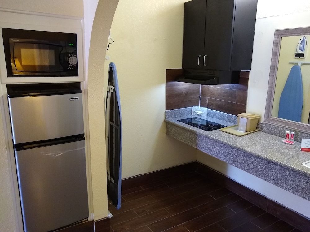 Econo Lodge Inn & Suites West - Energy Corridor Suite, 1 King Bed, Non Smoking 16