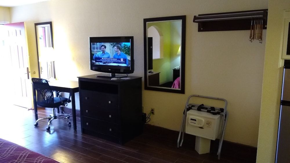 Econo Lodge Inn & Suites West - Energy Corridor Suite, 1 King Bed, Non Smoking 6