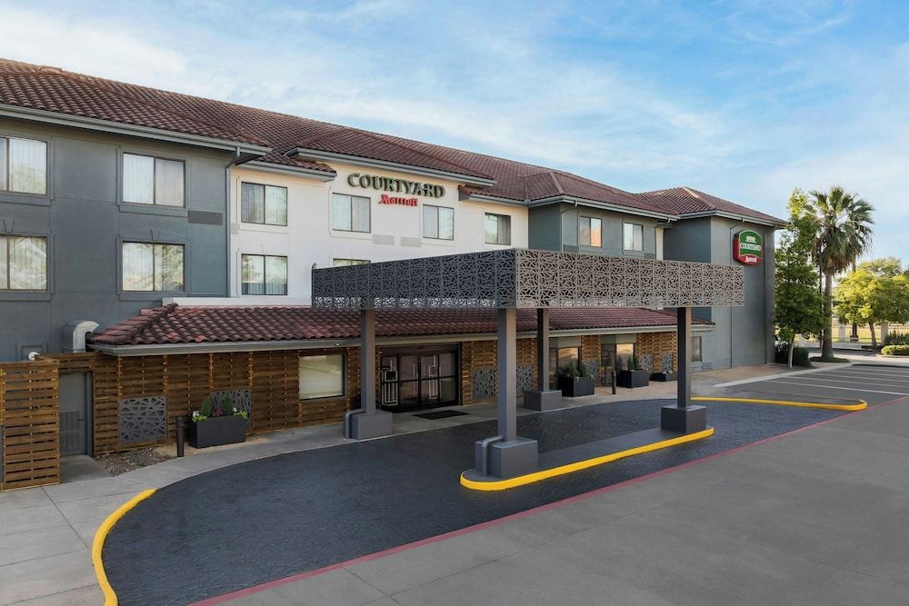 undefined Courtyard by Marriott Houston Rice University 4