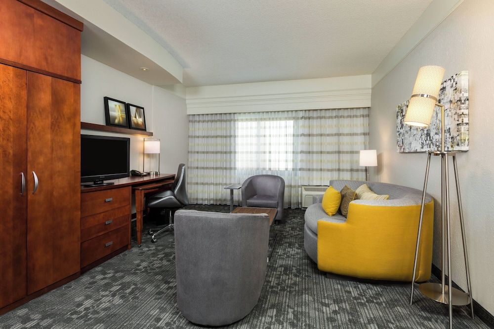undefined Courtyard by Marriott Houston by the Galleria 4