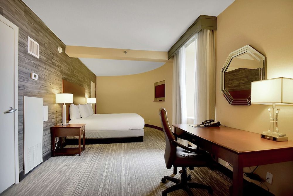 DoubleTree by Hilton Hotel & Suites Houston by the Galleria Room, 1 King Bed, Allergy Friendly