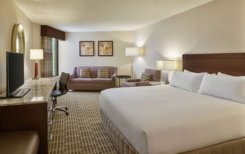 undefined DoubleTree by Hilton Houston Intercontinental Airport 10