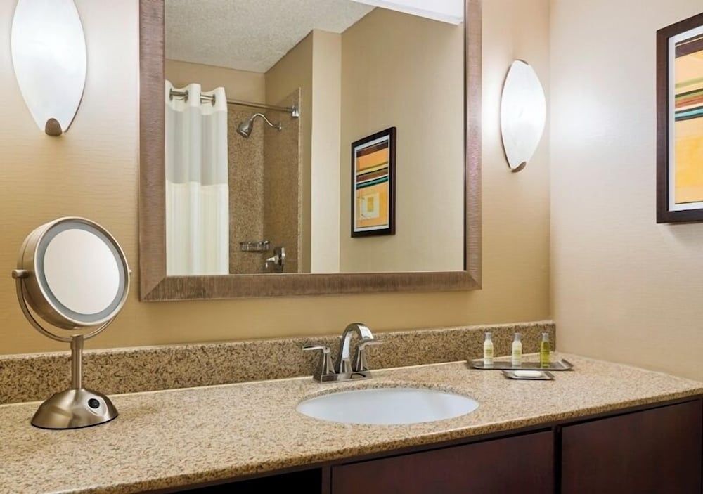 undefined DoubleTree by Hilton Houston Intercontinental Airport 3