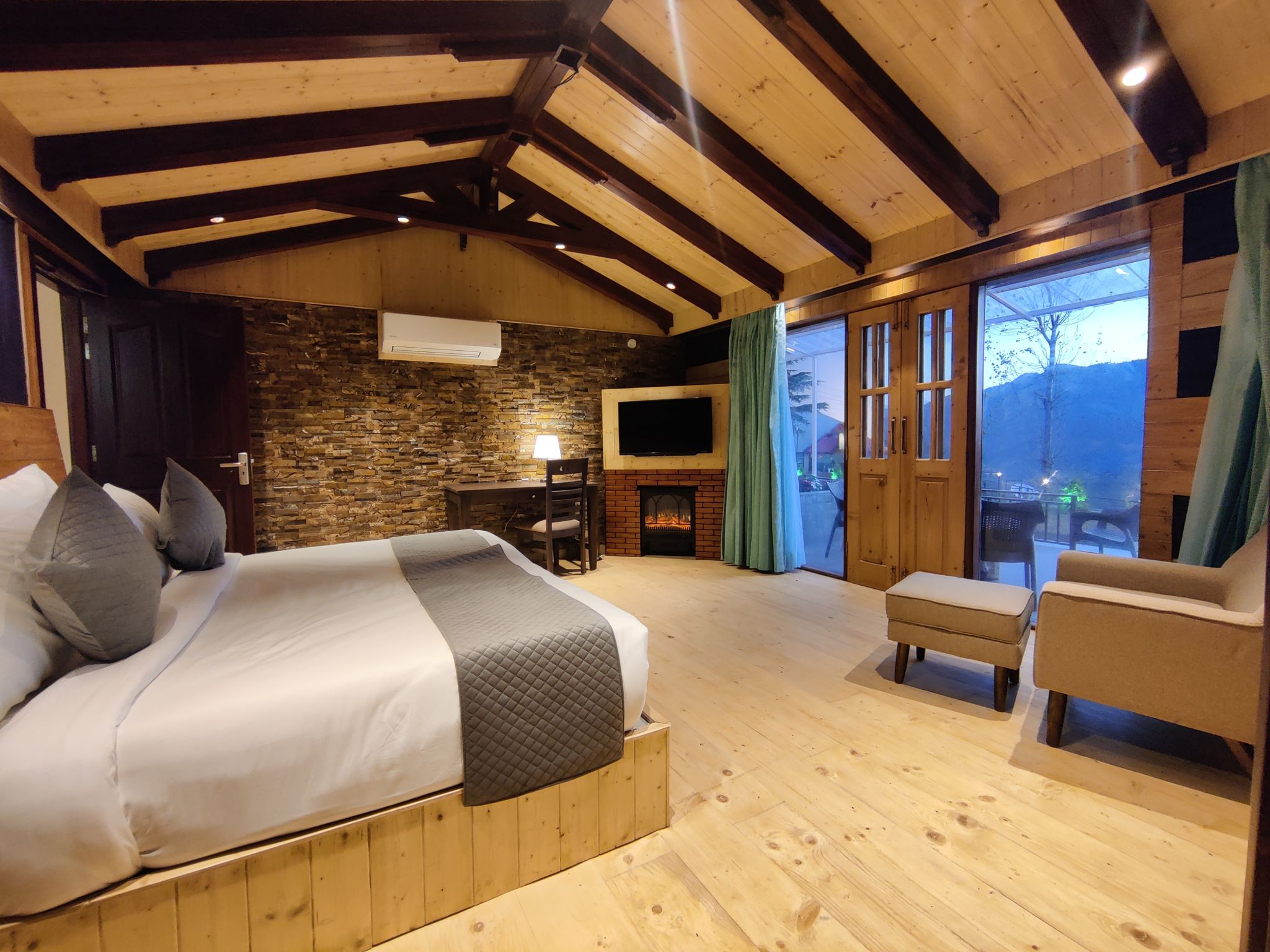 Luxury family two bedroom Cottage- Enjoy complimentary Hi-Tea Timing 5-6Pm