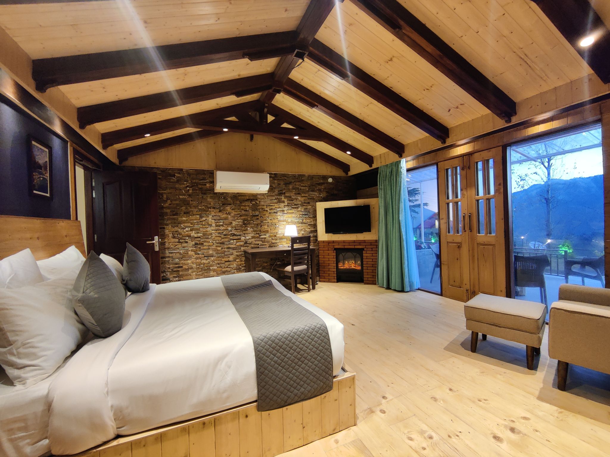 Luxury family two bedroom Cottage- Enjoy complimentary Hi-Tea Timing 5-6Pm