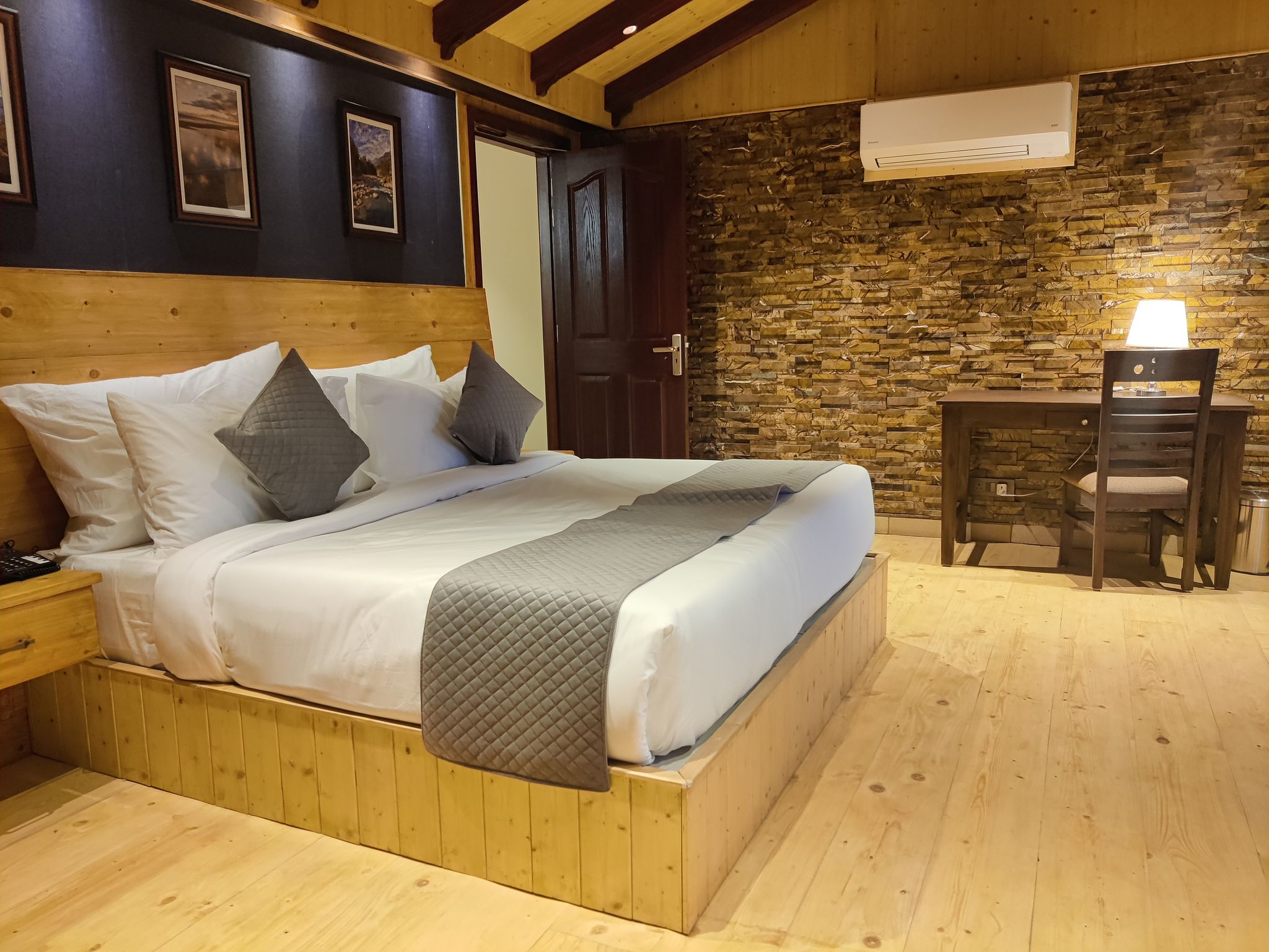 Luxury family two bedroom Cottage- Enjoy complimentary Hi-Tea Timing 5-6Pm