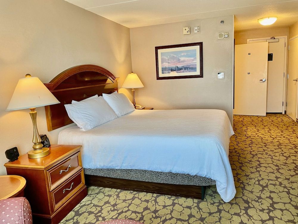 ACP Hotel Houston Westchase, MOD Collection by Sonesta Room, 1 King Bed (Accessible, with Tub)