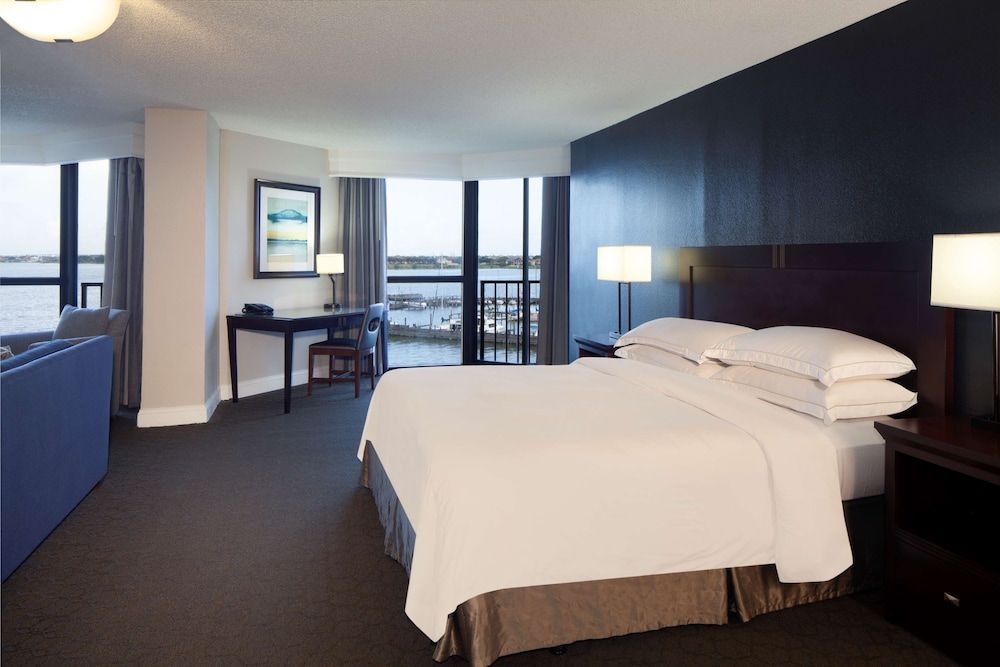 Junior Suite, 1 King Bed (Marina View)