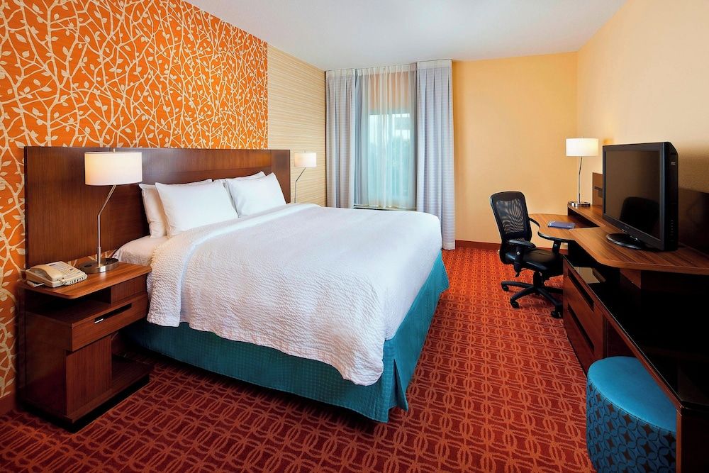 undefined Fairfield Inn & Suites by Marriott Houston Hobby Airport. 2