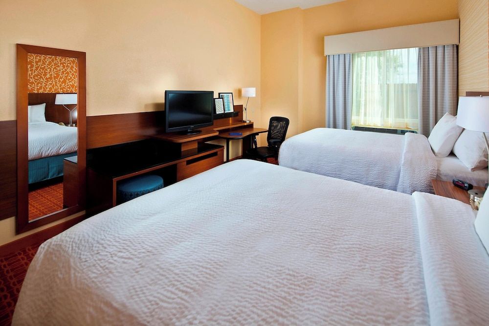 undefined Fairfield Inn & Suites by Marriott Houston Hobby Airport. 3
