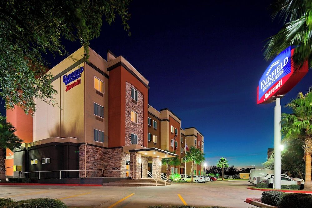undefined Fairfield Inn & Suites by Marriott Houston Hobby Airport. 4