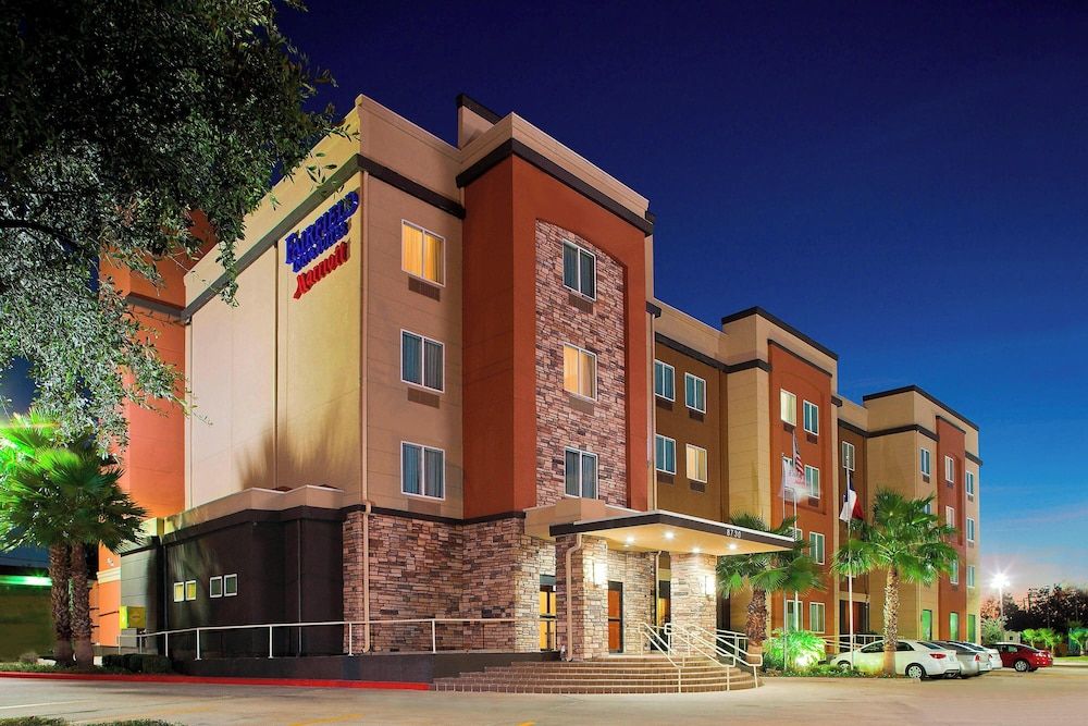 undefined Fairfield Inn & Suites by Marriott Houston Hobby Airport. 5