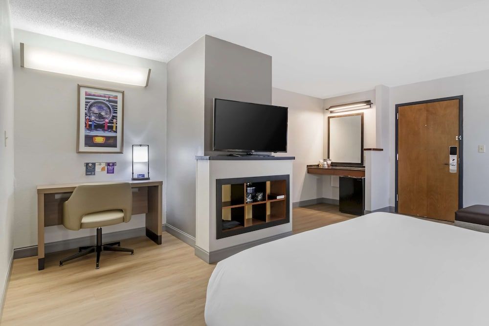 Hyatt Place Houston-North Standard Room, 1 King Bed 5