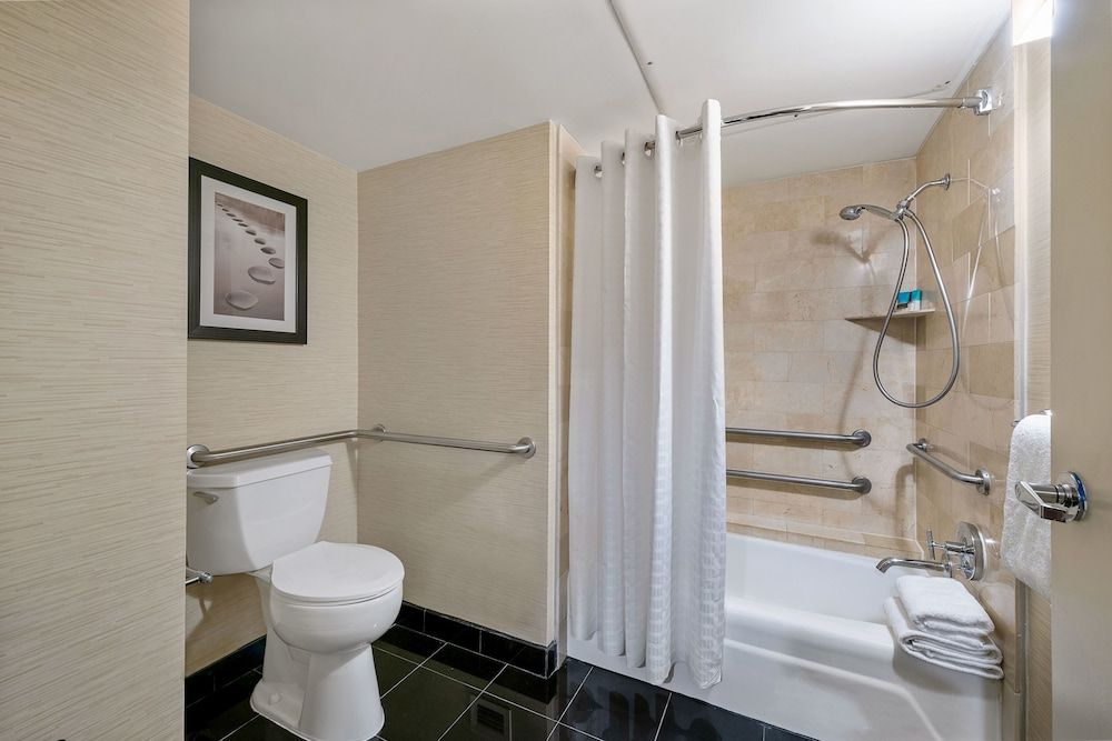 Hyatt Regency Houston Downtown Room, 1 King Bed, Accessible, Bathtub 3
