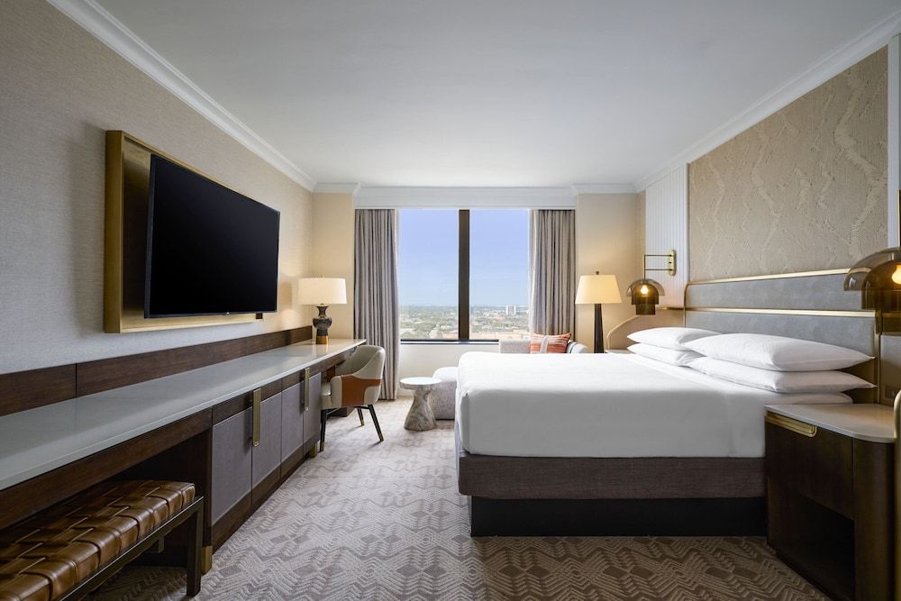 JW Marriott Houston by the Galleria Room, 1 King Bed 5