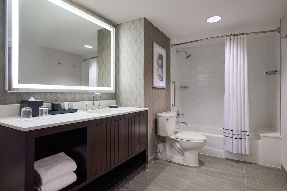 JW Marriott Houston by the Galleria Room, 1 King Bed 13