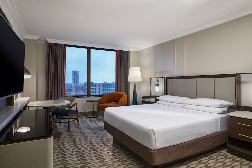 Room, 1 King Bed, Non Smoking (Mobility/Hearing Access, Roll-In Shwr)