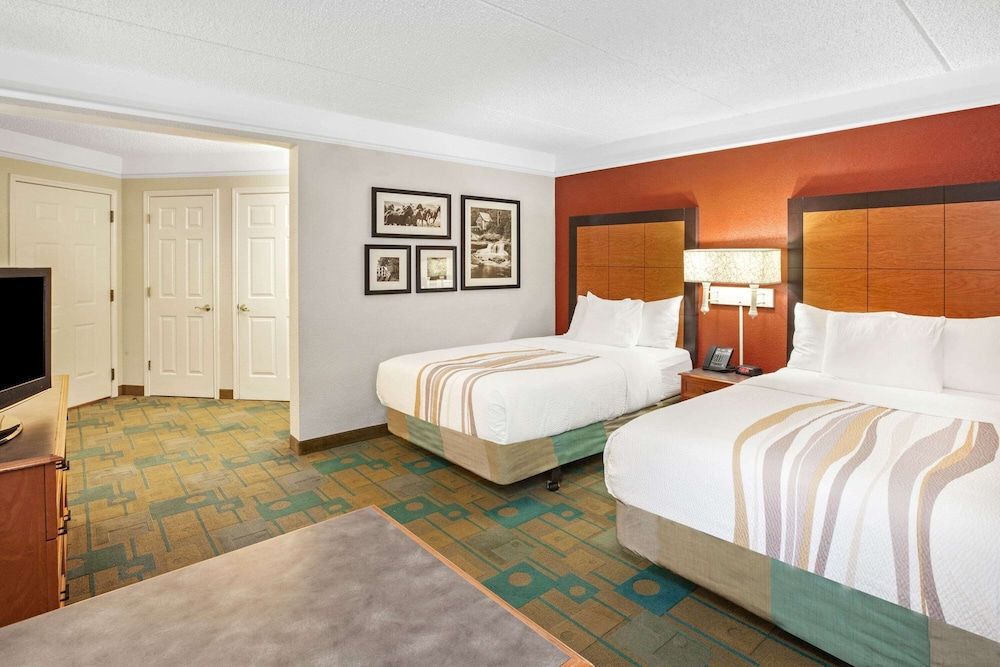 undefined La Quinta Inn & Suites by Wyndham Houston Galleria Area 2