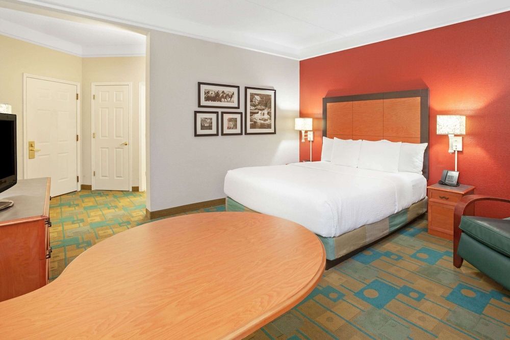 undefined La Quinta Inn & Suites by Wyndham Houston Galleria Area 9