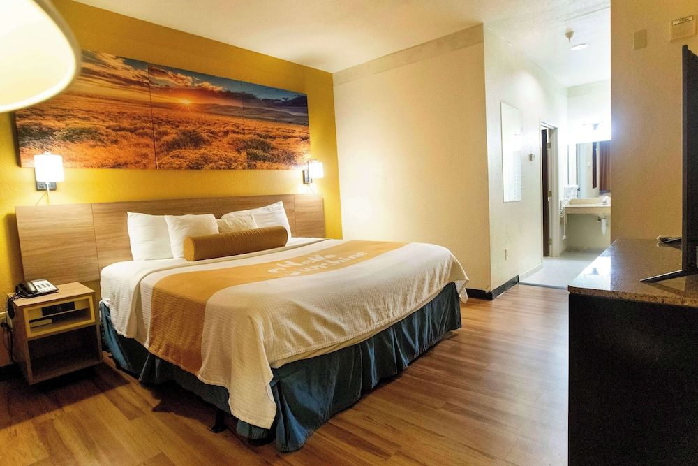 undefined Days Inn & Suites by Wyndham Houston North/Aldine 4