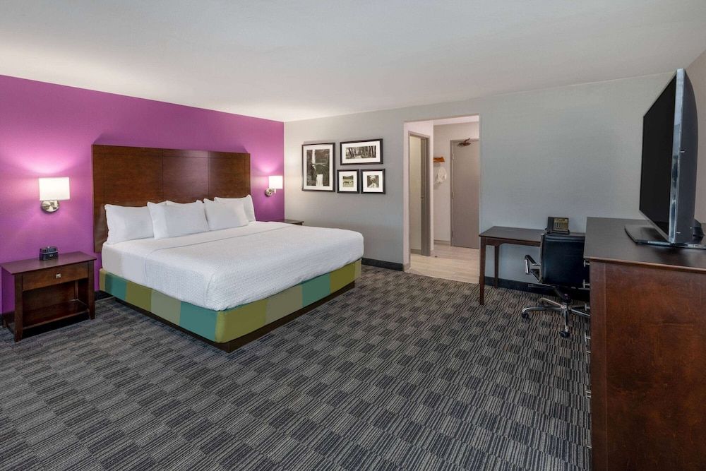 undefined La Quinta Inn & Suites by Wyndham Houston NW Brookhollow 7