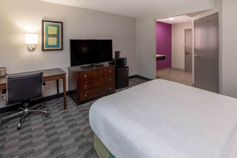 undefined La Quinta Inn & Suites by Wyndham Houston NW Brookhollow 2