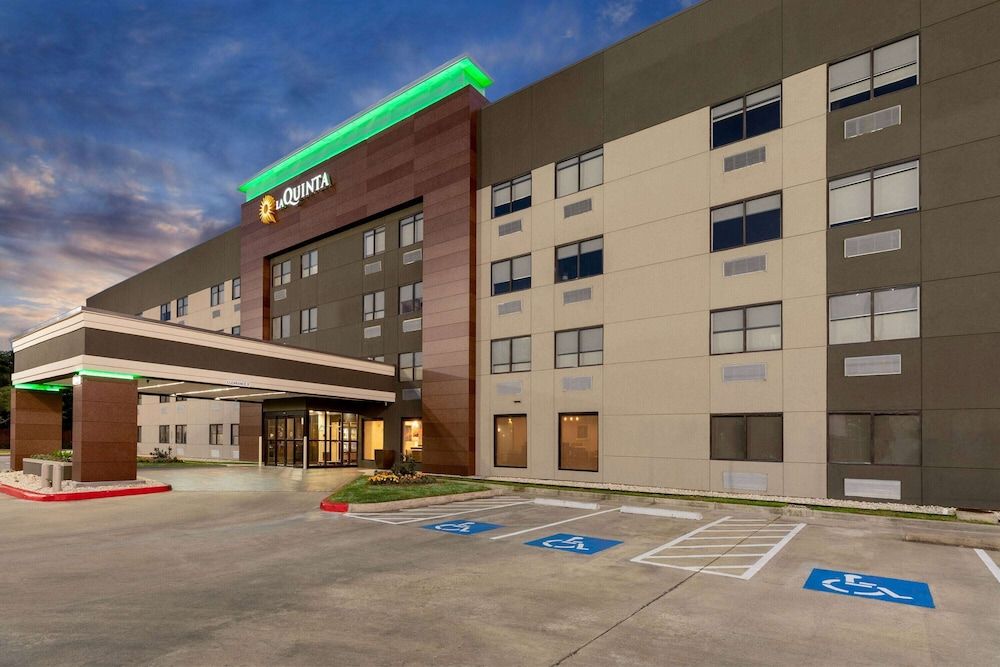 undefined La Quinta Inn & Suites by Wyndham Houston NW Brookhollow 5
