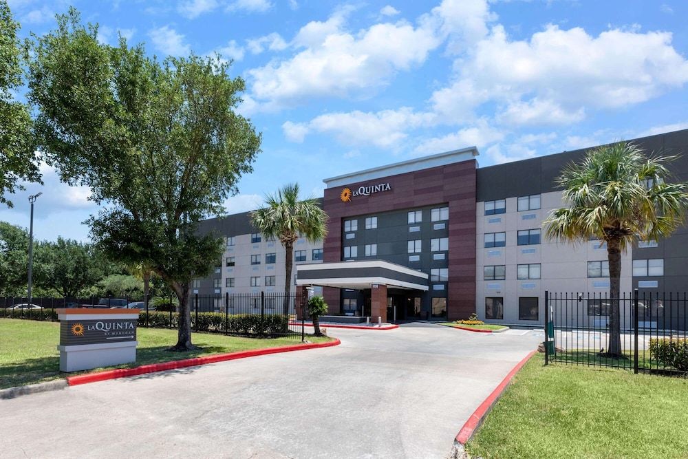 undefined La Quinta Inn & Suites by Wyndham Houston NW Brookhollow 3