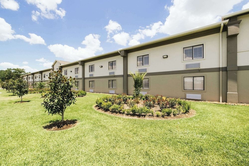 undefined Quality Suites Houston Hobby Airport 6