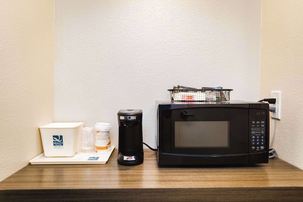 Quality Suites Houston Hobby Airport Suite, 1 King Bed with Sofa bed, Non Smoking 6