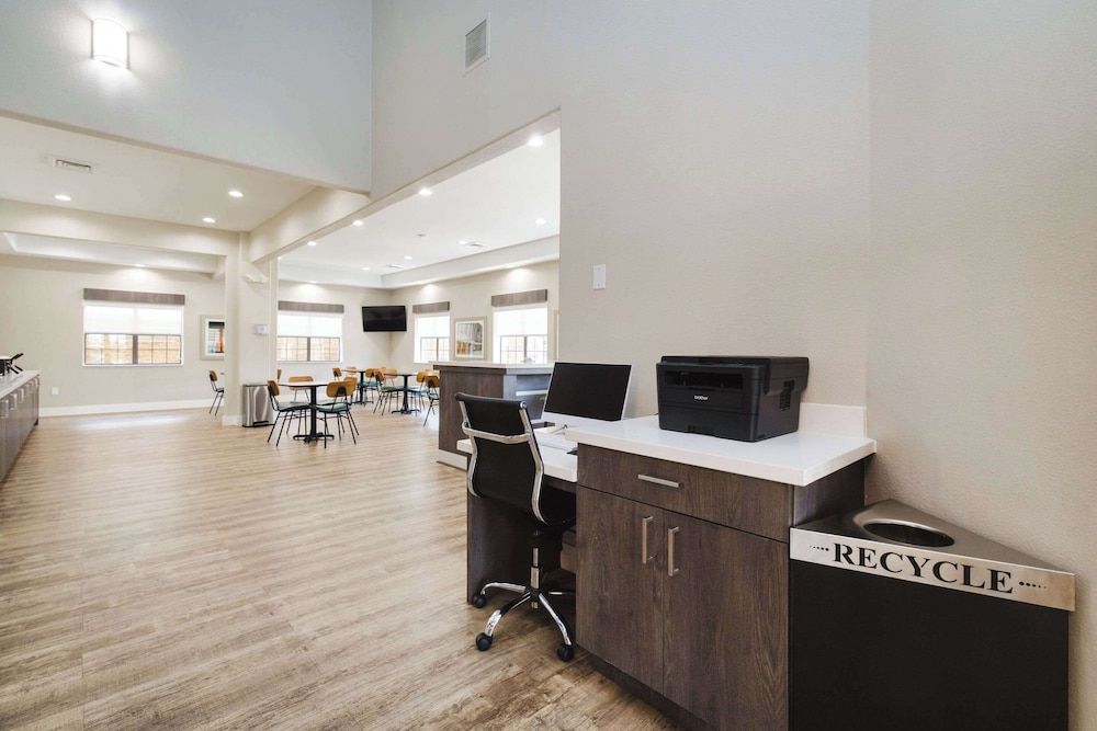 undefined Quality Suites Houston Hobby Airport 10