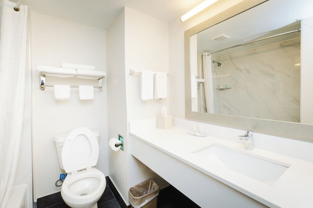 Quality Suites Houston Hobby Airport Suite, 1 King Bed with Sofa bed, Non Smoking 9