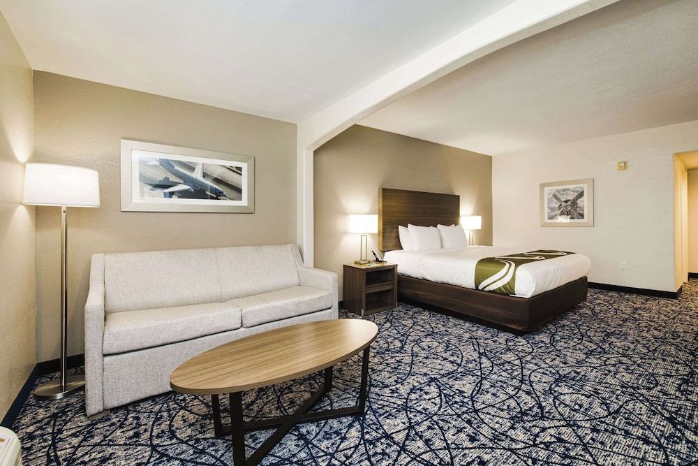 Quality Suites Houston Hobby Airport Suite, 1 King Bed with Sofa bed, Non Smoking 5