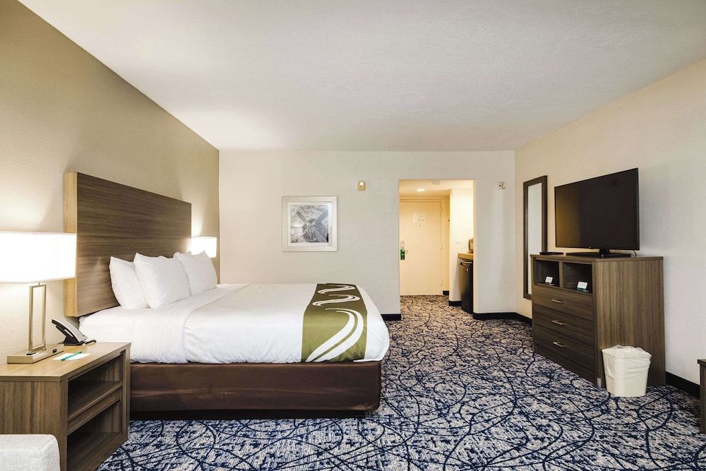Quality Suites Houston Hobby Airport Suite, 1 King Bed with Sofa bed, Non Smoking 4