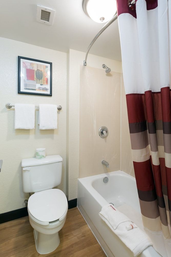 Red Roof Inn Houston - Westchase Deluxe Room, 2 Double Beds, Smoking 6
