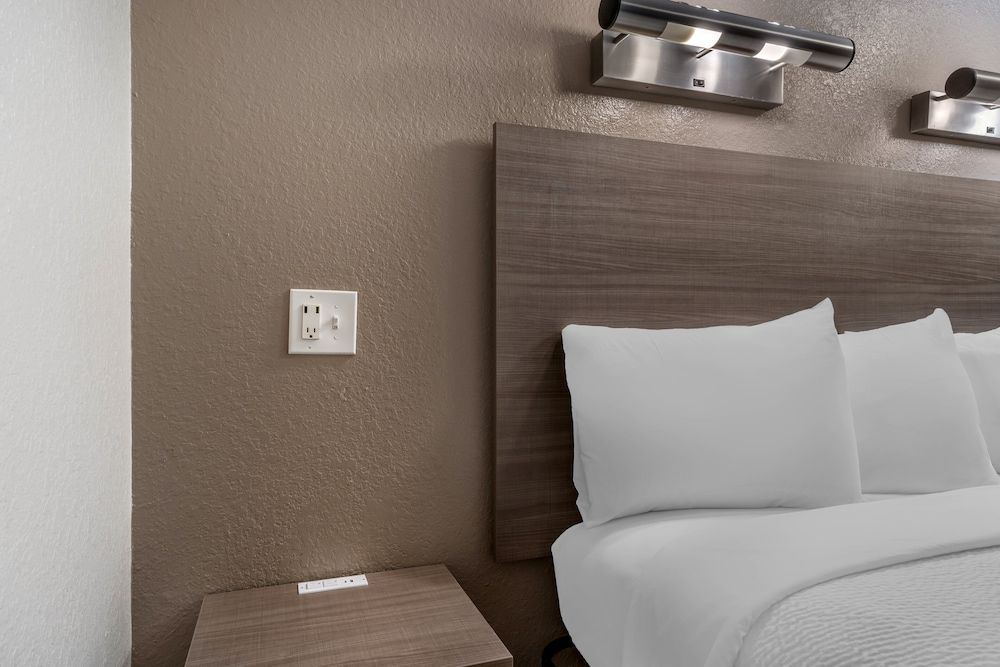 Red Roof Inn Houston - Brookhollow Standard Room, 1 King Bed, Smoking 11