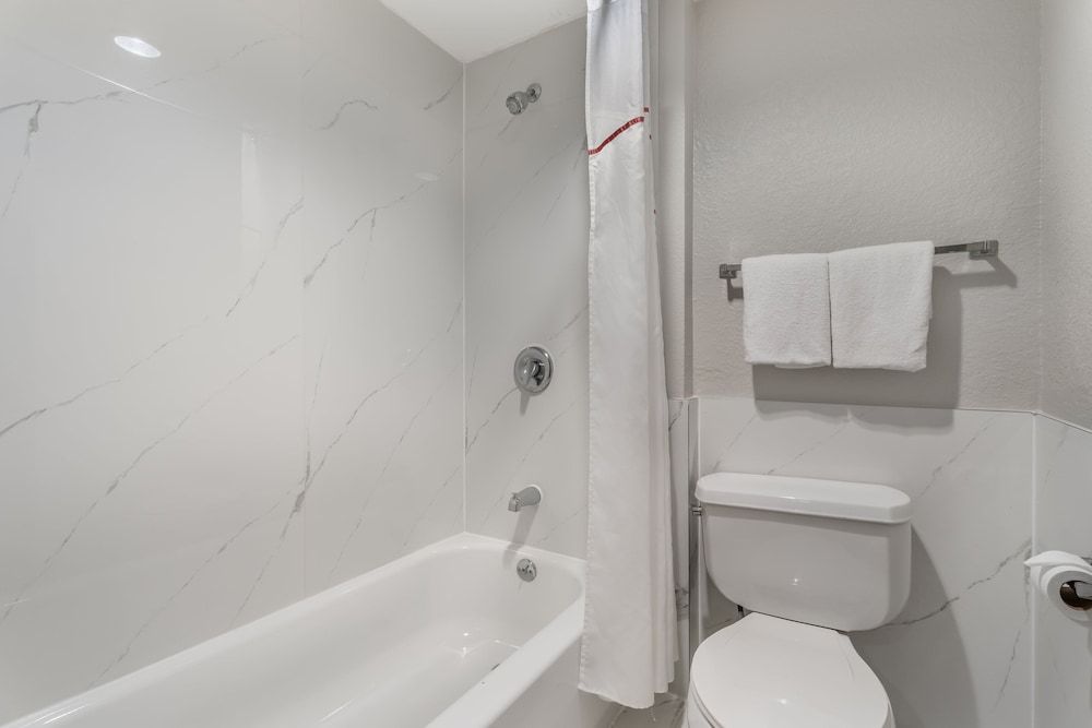 Red Roof Inn Houston - Brookhollow Standard Room, 1 King Bed, Smoking 8