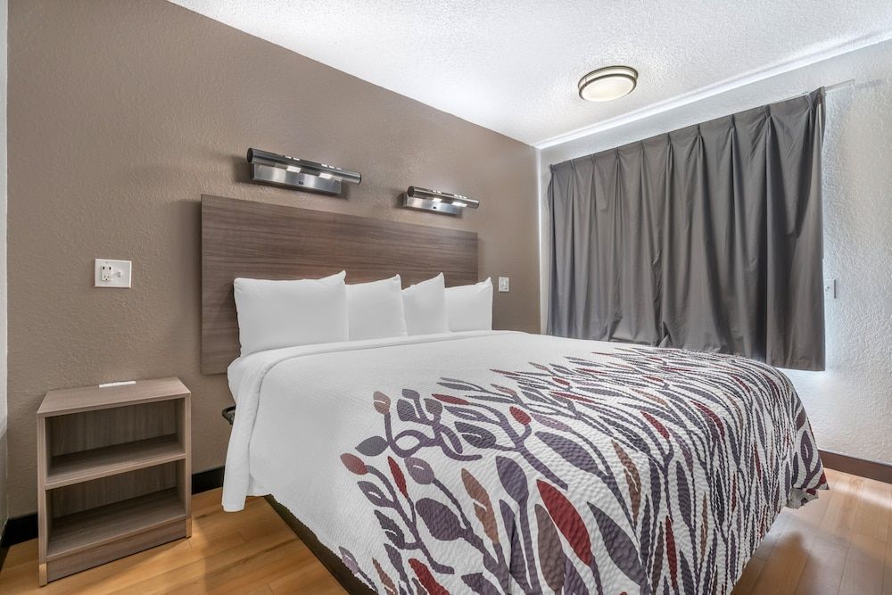 Red Roof Inn Houston - Brookhollow Standard Room, 1 King Bed, Smoking 2