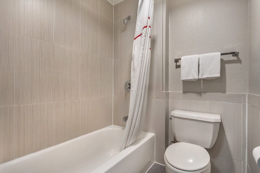 Red Roof Inn Houston - Brookhollow Standard Room, 1 King Bed, Smoking 6