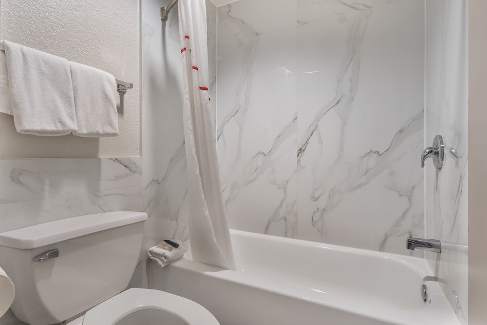 Red Roof Inn Houston - Brookhollow Standard Room, 1 King Bed, Smoking 10