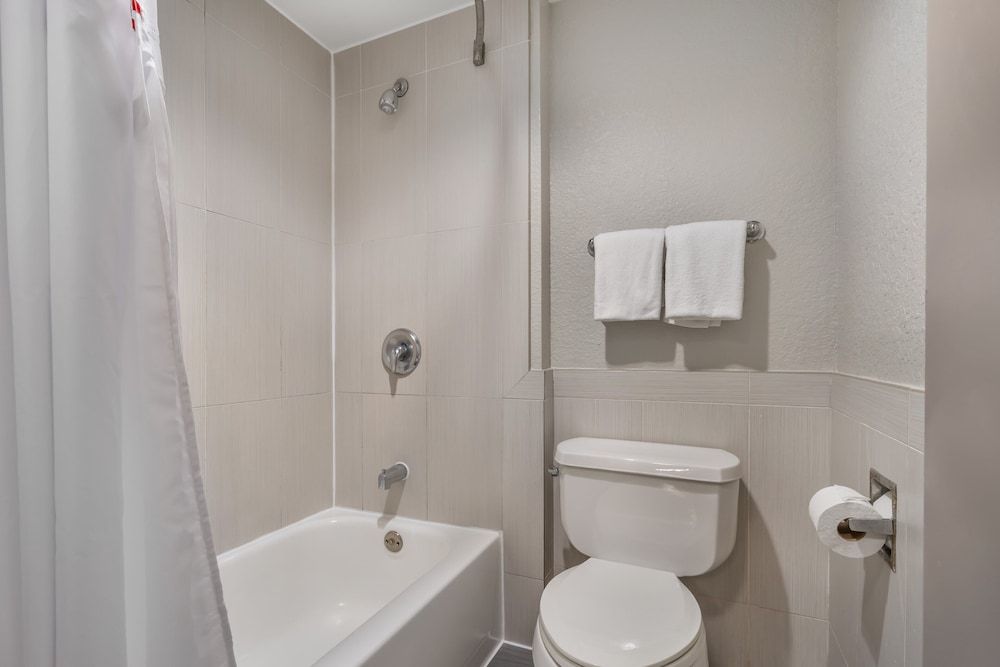 Red Roof Inn Houston - Brookhollow Standard Room, 1 King Bed, Smoking 7