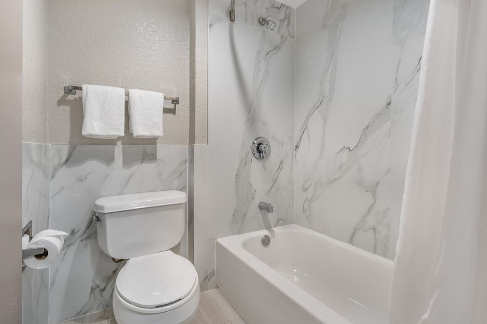 Red Roof Inn Houston - Brookhollow Standard Room, 1 King Bed, Smoking 9