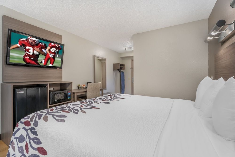 Red Roof Inn Houston - Brookhollow Standard Room, 1 King Bed, Smoking