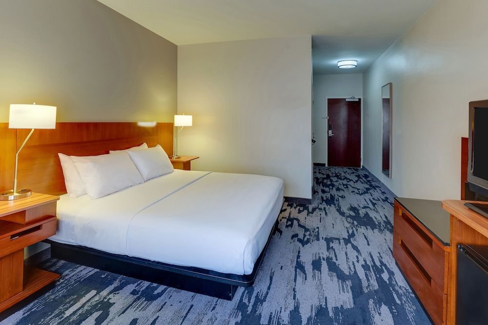 Room, 1 King Bed, Non Smoking (Mobility Accessible, Roll-In Shower)