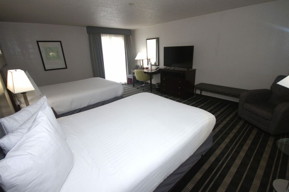 Atrium Hotel and Suites DFW Airport South Standard Room, 2 Queen Beds, Non Smoking, Refrigerator & Microwave 4