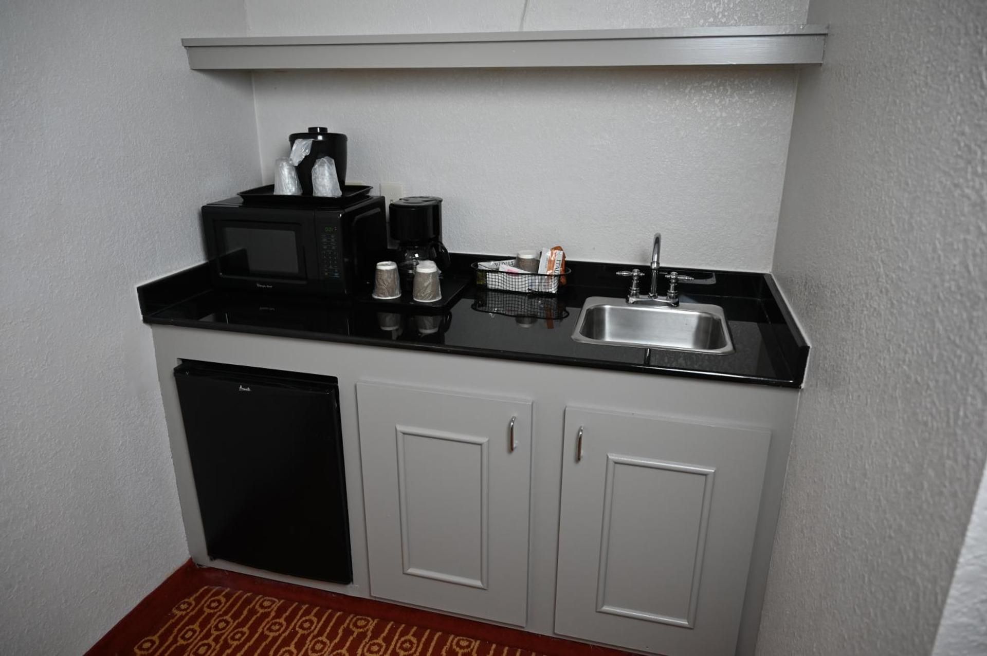 Atrium Hotel and Suites DFW Airport South Deluxe King Suite 3