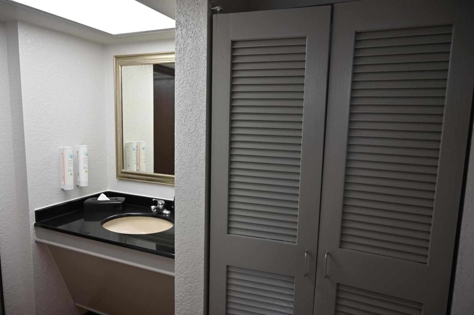 Atrium Hotel and Suites DFW Airport South Deluxe King Suite 2