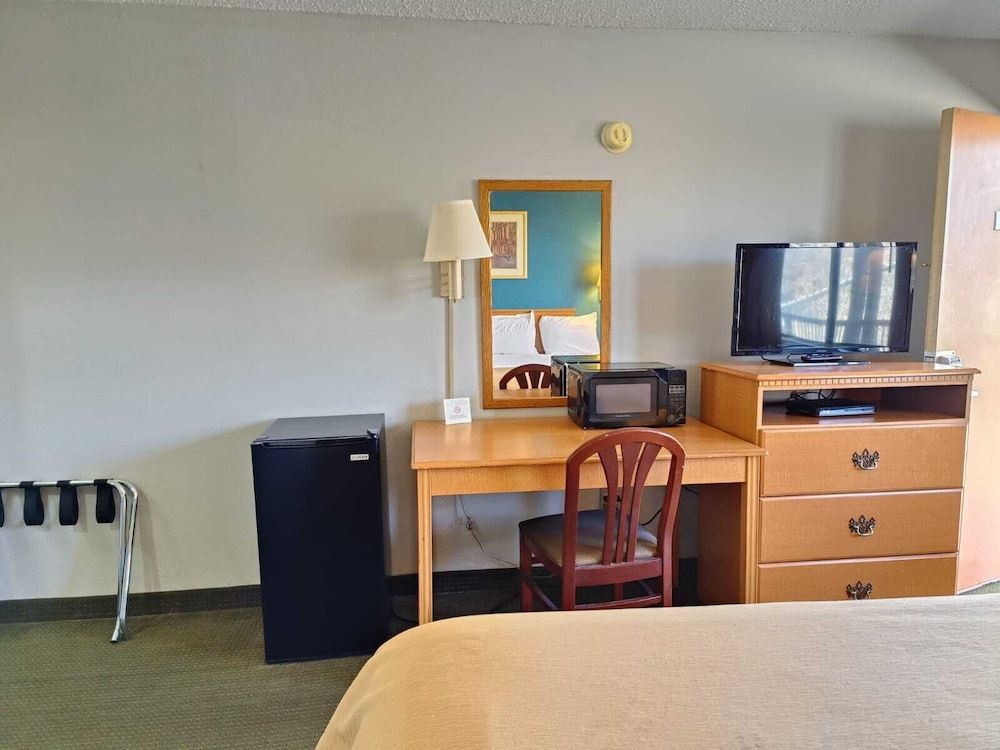 Executive Inn by OYO Kilgore North Room, 1 King Bed, Non Smoking 6