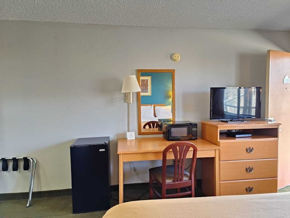 Executive Inn by OYO Kilgore North Room, 1 King Bed, Non Smoking 7