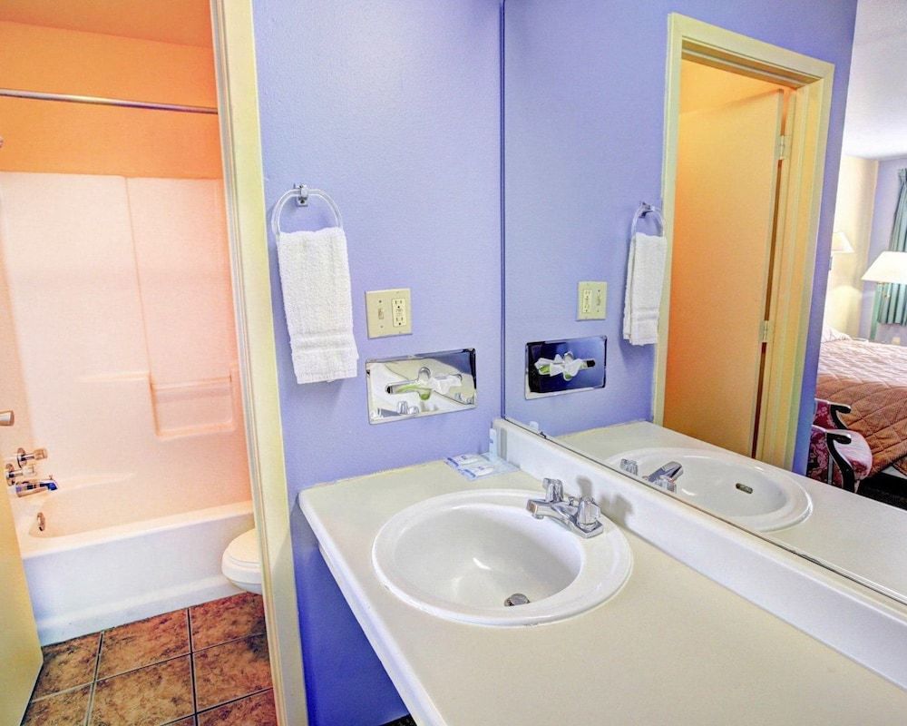 Nites Inn Room, 1 King Bed, Smoking 4